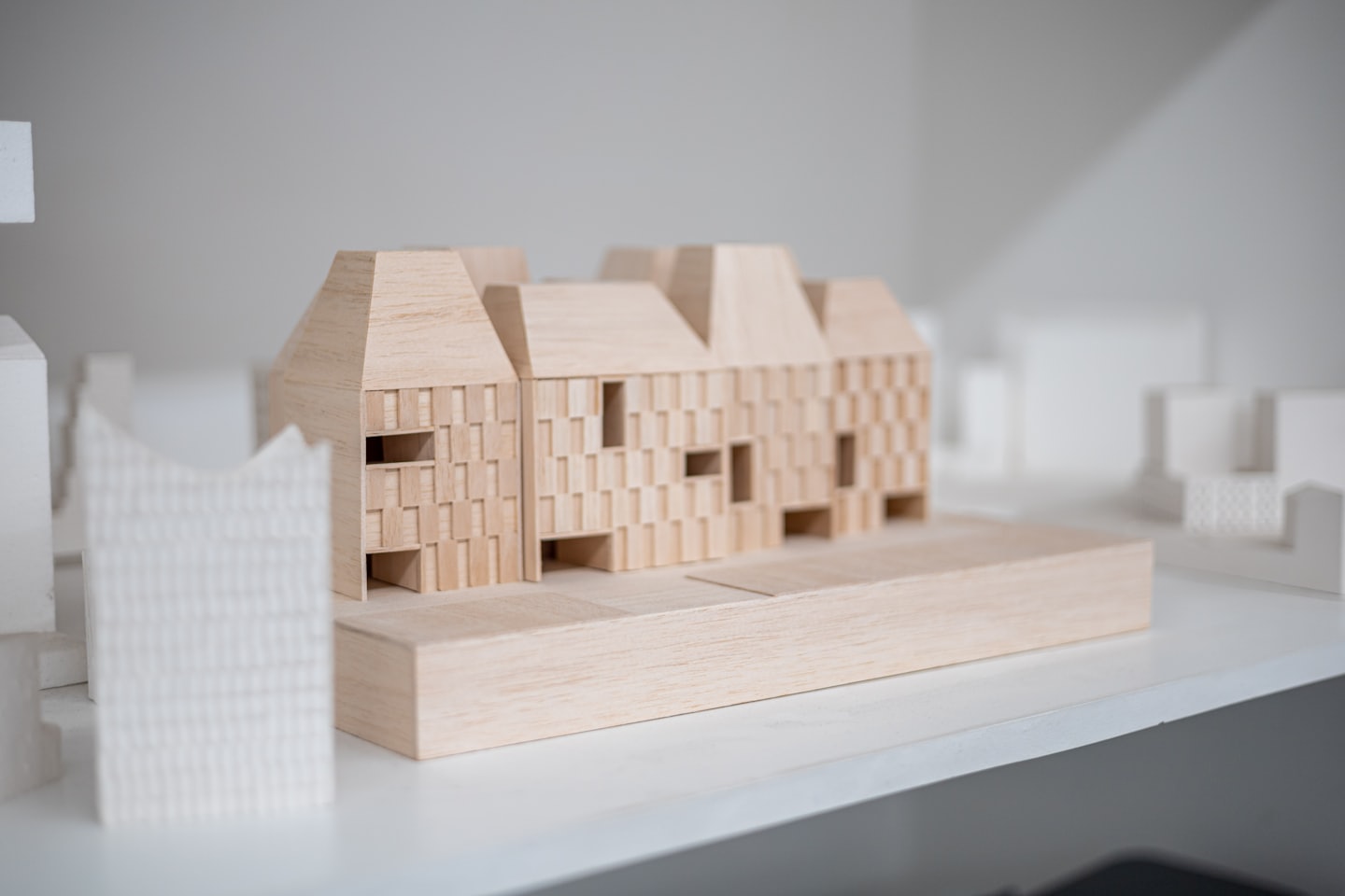Hölzernes Architekturmodell eines Mehrfamilienhauses im Studio.
